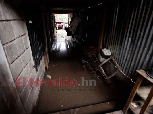 FOTOS: Colapso de tubería deja en la calle a cinco familias en colonia San Miguel