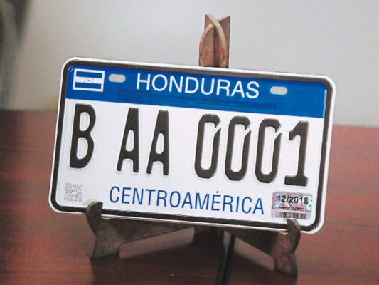 A 15 dólares compra las placas el Instituto de la Propiedad, dice contrato