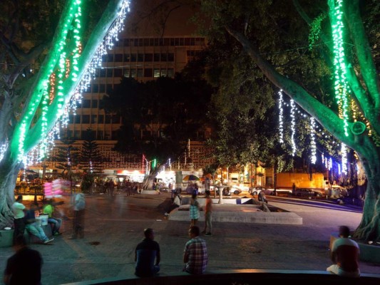 La capital recibe la Navidad con manto de luces multicolores