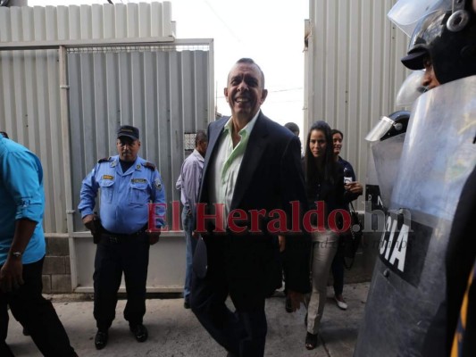FOTOS: Así llegó Pepe Lobo al Tribunal para oír pena contra Rosa Elena