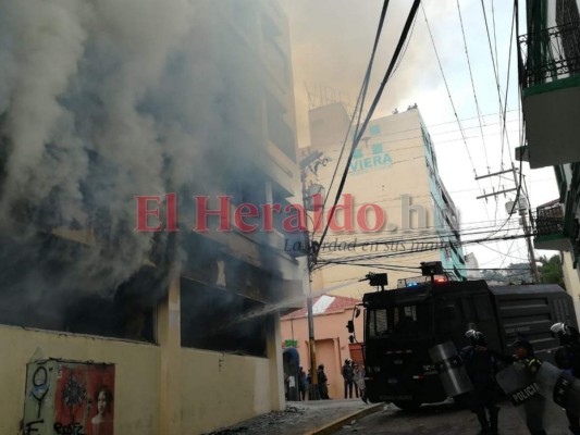 Tegucigalpa: Incendio acorraló durante varios minutos a unas 30 personas en inmueble de la Alcaldía