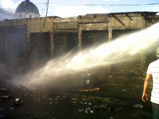Voraz incendio arrasa con seis mercados de la capital de Honduras