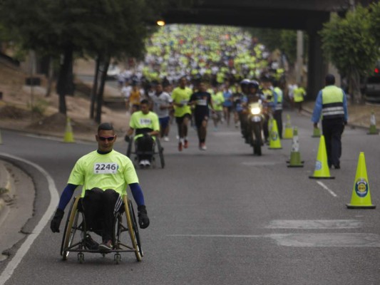 Maratón: Agentes de Tránsito corren 'a exceso de velocidad'