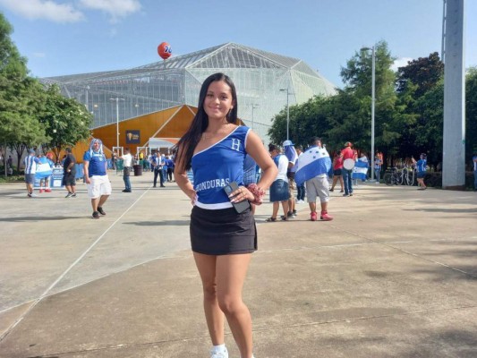 FOTOS: Ambiente catracho afuera del BBVA Compass en Houston