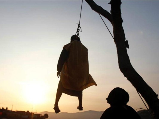 Hombre muere interpretando a Judas en el Vía Crucis
