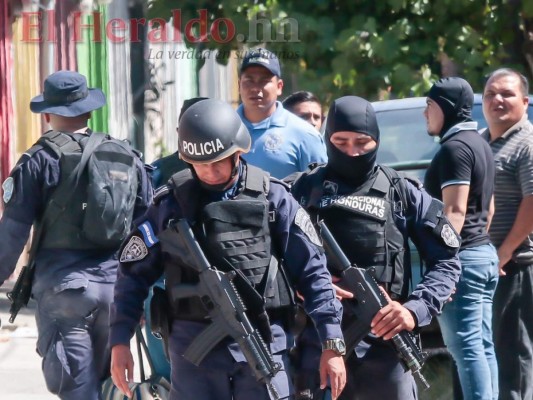 FOTO: Pandilla 18 tenía guarida en escuela de la Planeta; hallaron armas y uniformes militares