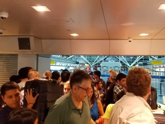 Mujer hace que aeropuerto de Nueva York entre en terror al ver hombre armado