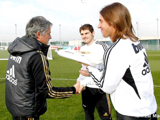 Ramos y Casillas entregan pastel a Mourinho