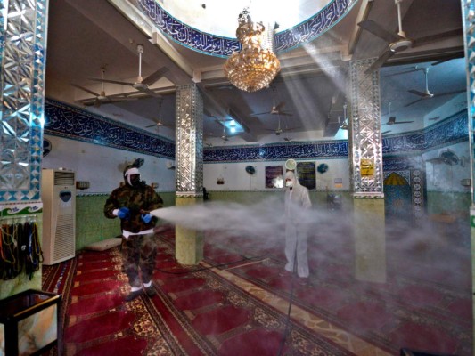 Sin besos ni abrazos, los nuevos saludos para evitar el coronavirus