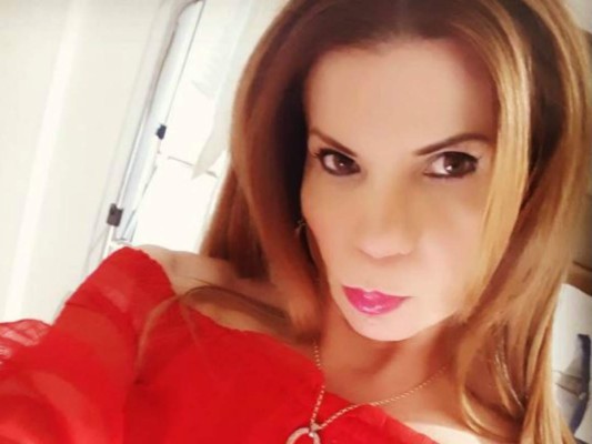Mhoni Vidente sorprende en diminuto traje de baño