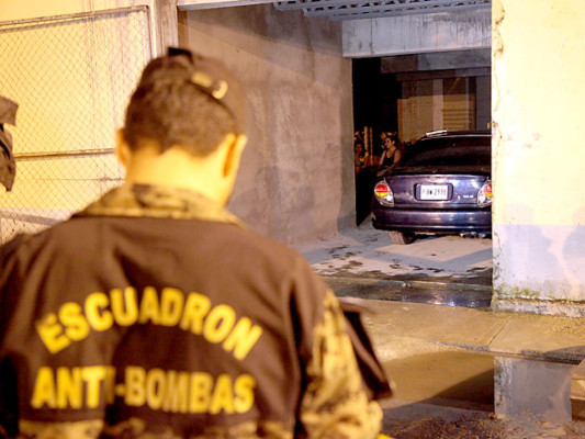 Confirman 28 paquetes de droga en carro abandonado