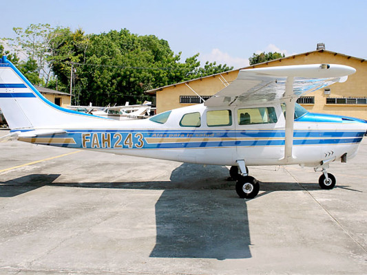 Un herido tras estrellarse avioneta de la Fuerza Aérea de Honduras en La Ceiba