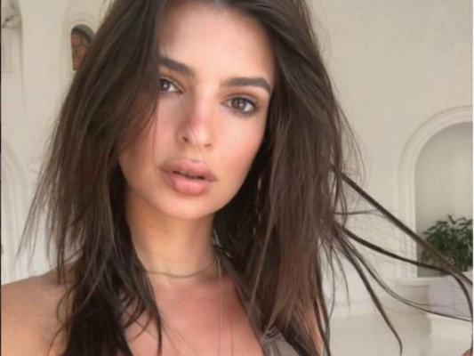 Emily Ratajkowski baña desnuda en las playas de México