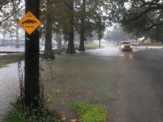 Bajo los escombros de Laura, pobladores de Luisiana esperan la embestida de Delta (Fotos)