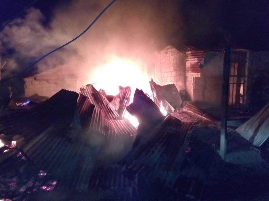 Voraz incendio reduce a cenizas dos viviendas en El Ocotillo, San Pedro Sula