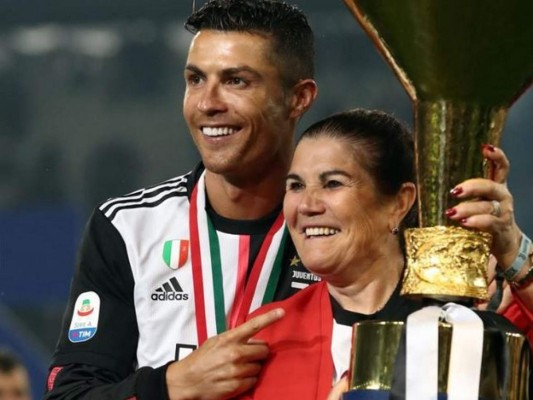Cristiano Ronaldo viaja a Madeira para ver a su madre, operada de urgencia