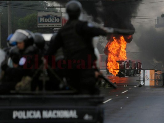 Las fuerzas antimotines y seguidores del gobierno ententaron impedir la movilización, denunciaron sus organizadores. Un vehículo policial fue volcado y quemado por manifestantes, permanece en medio de la calle, luego de una protesta antigubernamental.