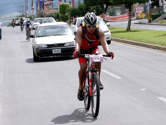 Conductores y baches, los 'villanos' de la vuelta ciclística
