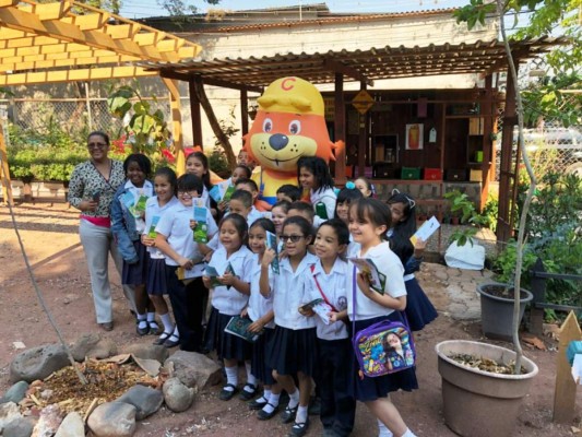 Divertida y educativa visita al meliponario de la Escuela Experimental de Niños para la Música