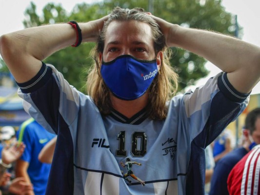 Grandes y chicos lloran a Maradona, el 'pibe de oro' que les llevó a la gloria (FOTOS)