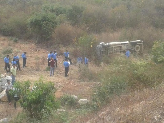 Honduras: Un muerto y varios heridos deja volcamiento de vehículo en carretera a oriente