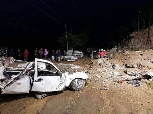 Las imágenes que dejó la caída de un muro sobre vehículos en Ecuador