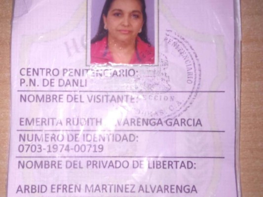 Capturan a mujer que intentó introducir dos celulares al visitar a su hijo en la cárcel de Danlí