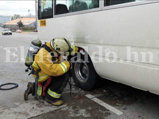 Un autobús toma fuego en el bulevar Suyapa de Tegucigalpa
