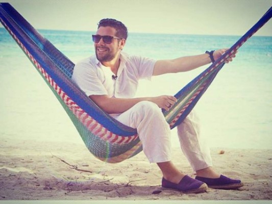 Eduardo Andonie, cantante hondureño, revela su preferencia sexual y presenta a su pareja