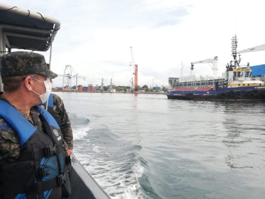 Fuerzas Armadas brinda apoyo logístico en el desembarque de hospitales móviles