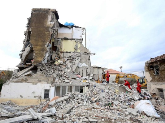 Duras imágenes: Albania busca desesperadamente sobrevivientes del sismo