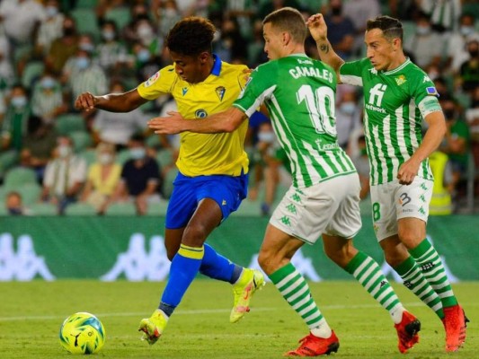 Penal contra Choco Lozano evitó derrota del Cádiz ante el Betis