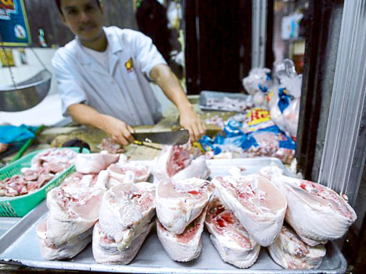Comercio negociarán alza de 50 centavos a carne de pollo
