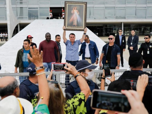 Bolsonaro: 'No hay que acobardarse con este virus. Dios está con nosotros'