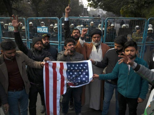 Miles de iraníes marchan y piden vengar crímenes de EEUU