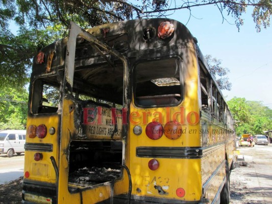 FOTOS: En cenizas quedó bus de la ruta 7 incendiado en San Pedro Sula