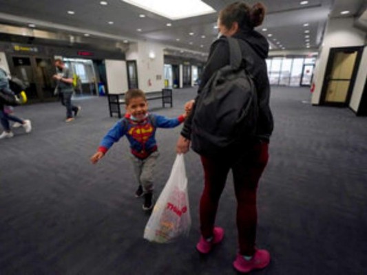 En fotos, la difícil travesía de una madre hondureña y su hijo tras detención en la frontera