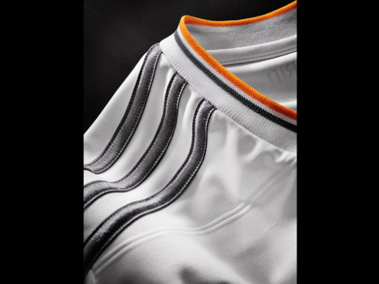 Fotos y video: La nueva camisa del Real Madrid