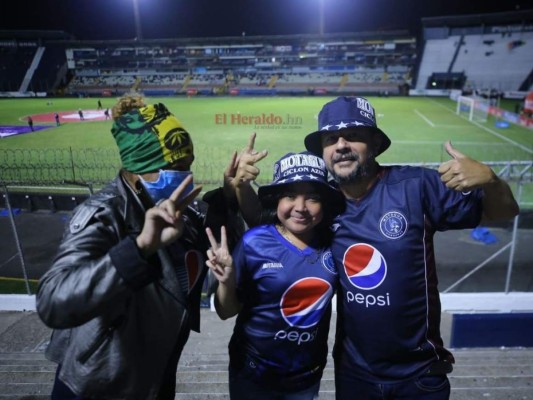Aunque no hubo goles, estos aficionados disfrutaron el clásico entre Olimpia y Motagua