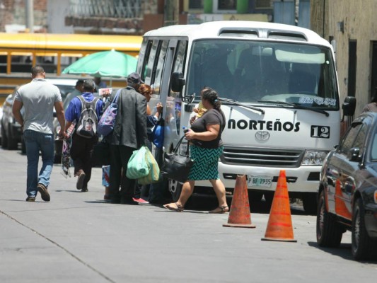 Unos 10,000 pasajeros por día esperan en terminales de la capital de Honduras