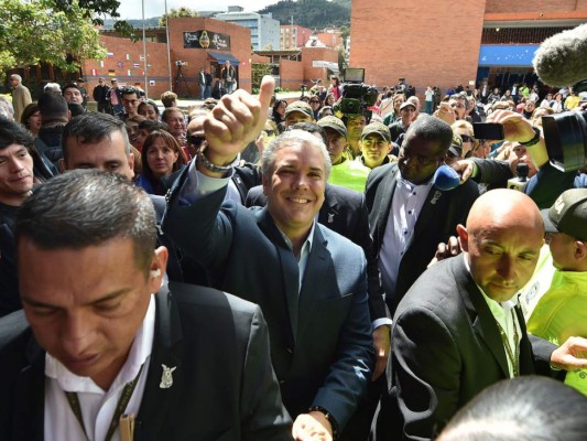 Con el 54,07% de los votos, el exsenador de 41 años venció por amplio margen al exguerrillero Gustavo Petro (41,72%) en el primer balotaje entre izquierda y derecha. Foto: AFP