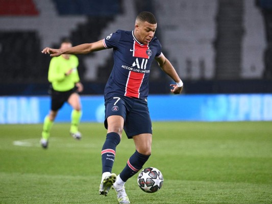 Mbappé, tocado, entra en la lista del PSG para viajar a Manchester