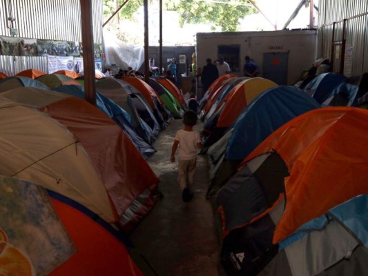 FOTOS: Hacinamiento, hambre e indiferencia sufren los migrantes hondureños en Tijuana