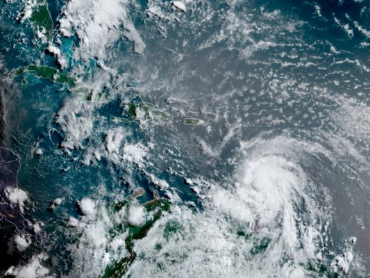 Huracán Elsa azota el oriente del Mar Caribe