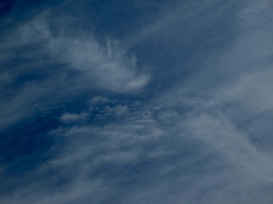 Formaciones naturales que flotan en el cielo