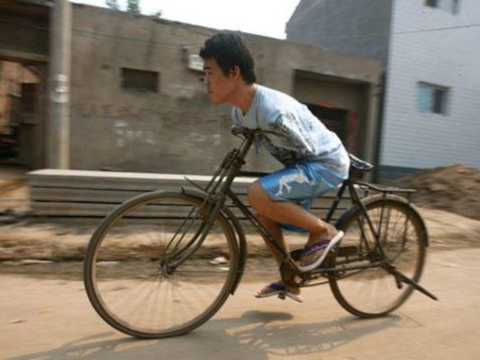 Le niegan un préstamo porque no pudo colocar su huella dactilar... el hombre nació sin brazos
