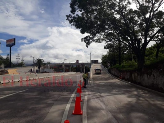 Instalan barreras de concreto a la altura del Aeropuerto Internacional Toncontín