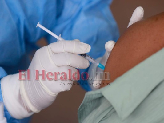 El lunes 28 de junio comenzarán a vacunar contra el covid-19 a los maestros