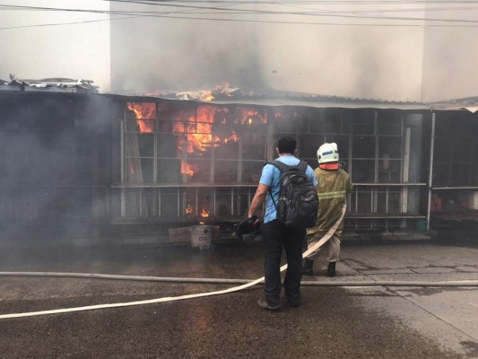 Dramáticas fotos del incendio en el mercado Guamilito, icónico en San Pedro Sula