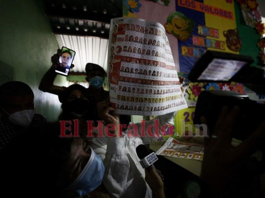 Desorden y cero distanciamiento físico en las urnas de la capital (FOTOS)